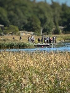 Elever samlade vid en fältstation i våtmarken på Utö
